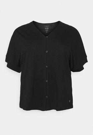 Czarna koszula na krótki rękaw z guzikiem, dekolt w serek i luźnym krojem, pokazana na jasnoszarym tle.