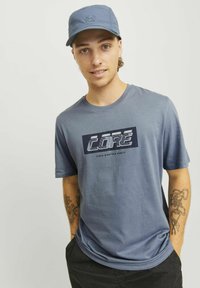 Jack & Jones GEDRUCKT RUNDHALS - T-shirt con stampa - flint stone