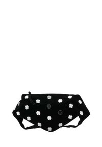 Mascherina facciale in tessuto nero con valvole di ventilazione circolari bianche distribuite uniformemente sulla sua superficie.