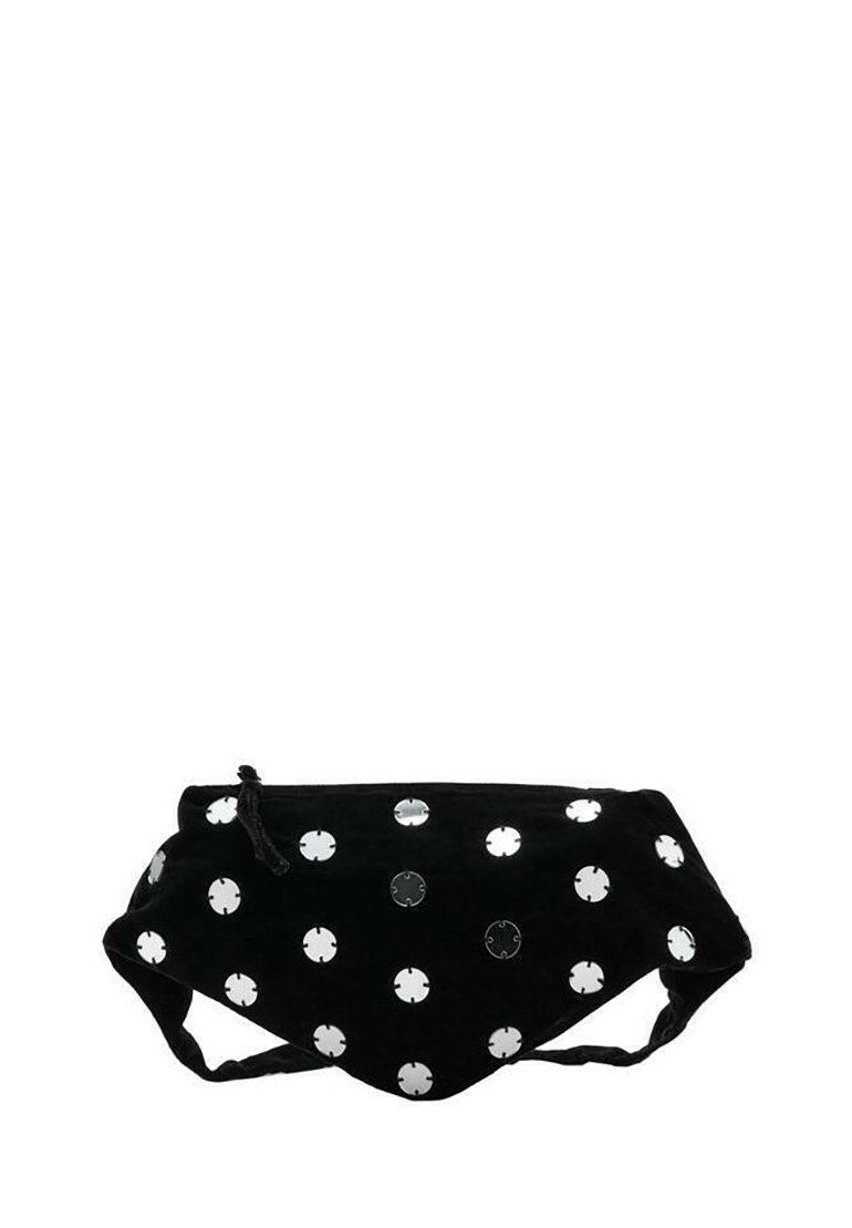 Mascherina facciale in tessuto nero con valvole di ventilazione circolari bianche distribuite uniformemente sulla sua superficie.