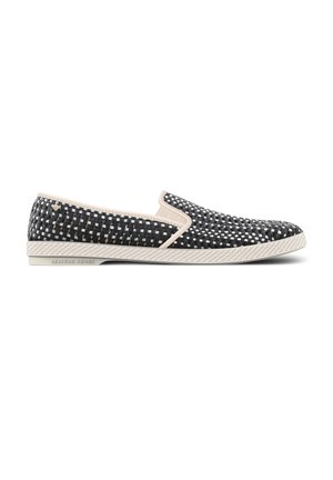Instapschoen met zwart-wit geweven patroon, beige rand en gestructureerde witte zool met label Leisure Shoes, weergegeven in zijaanzicht op witte achtergrond.