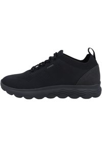 Czarne sneakersy z przewiewną siatkową cholewką, elastyczną podeszwą z falistym wzorem oraz zamszowymi akcentami na pięcie dla wygody i stylu.