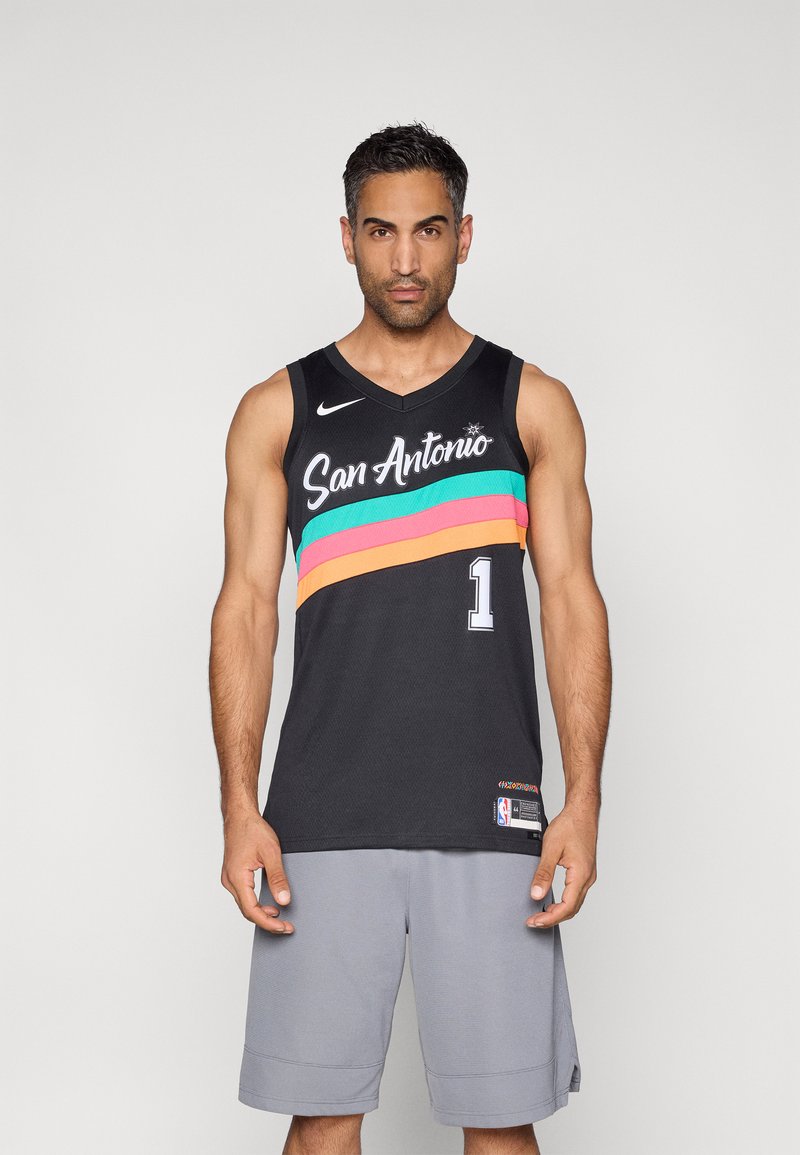 Tricou de baschet negru cu textul "San Antonio", dungi orizontale colorate în verde-azuriu, portocaliu și roz. Pantaloni scurți gri, design sportiv, fără mâneci.