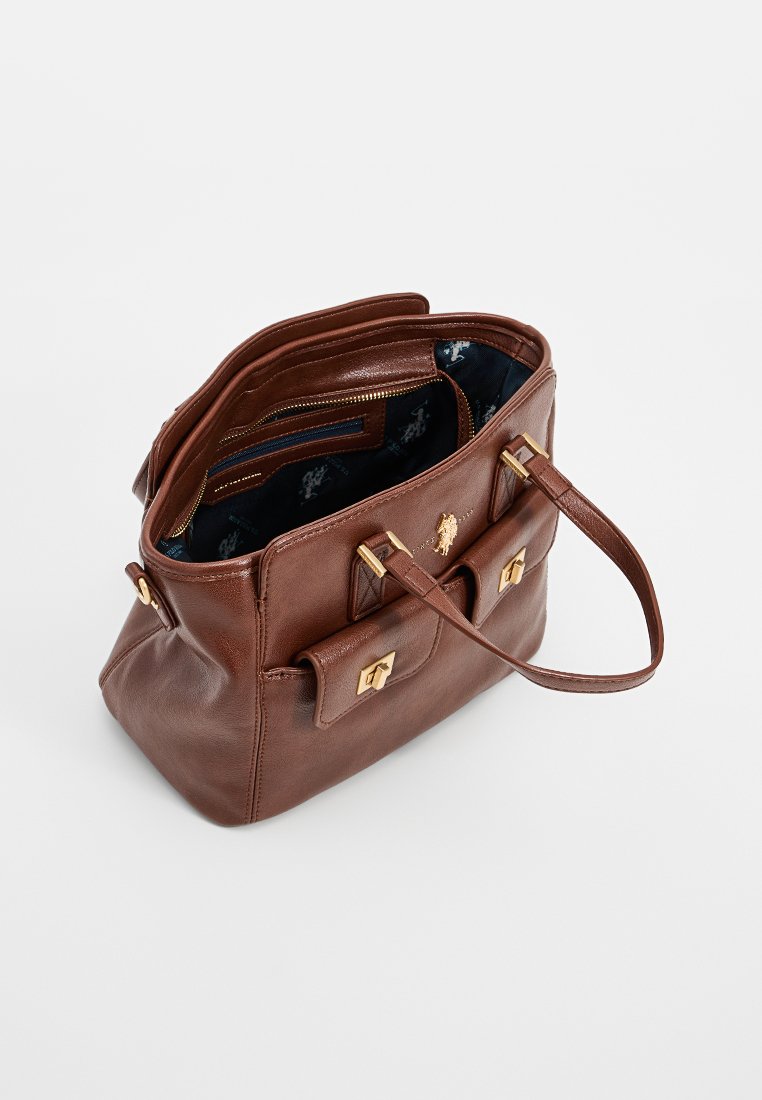 Sac à main en cuir marron avec un design structuré, quincaillerie dorée, deux poches avant et un intérieur à motif sombre.