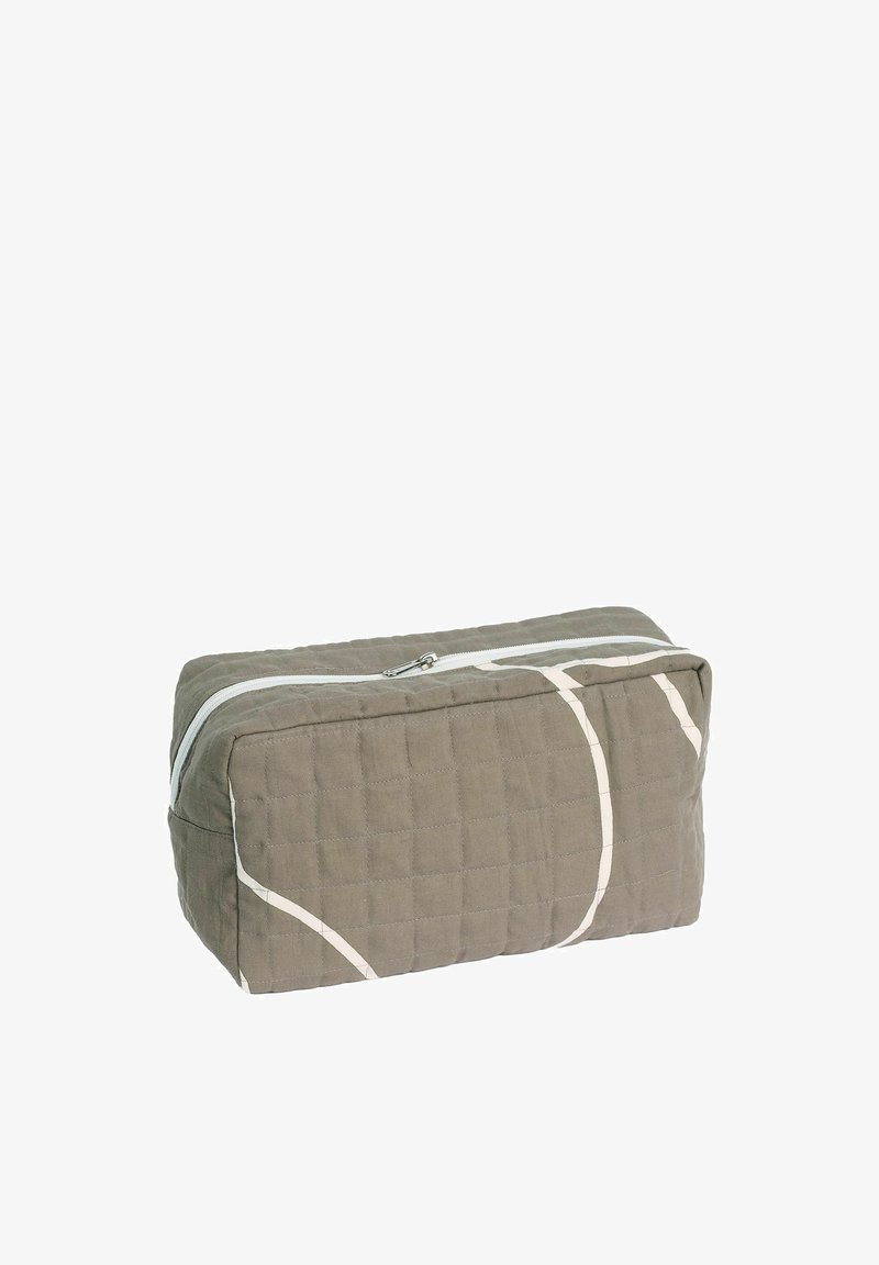 Pochette rectangulaire en tissu matelassé gris avec des lignes abstraites blanches, munie d'une fermeture éclair blanche sur le dessus.