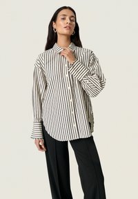 Soaked in Luxury TOLEDO - Košilová halenka  - white chocolate torte stripe