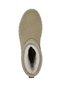 Hellbraune Wildleder-Winterstiefel mit kuscheligem weißen Fleece-Futter und robuster Gummisohle, von oben betrachtet.
