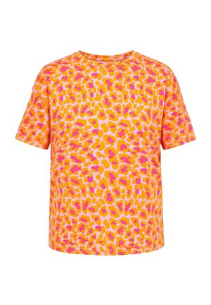 Camiseta de manga corta con estampado de leopardo en naranja brillante y rosa sobre un fondo rosa claro.