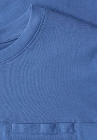 Modré bavlněné tričko s kulatým výstřihem, plochými švy a vodorovným páskem u spodního okraje. Celkově hladká textura.