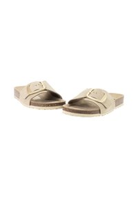 Sandalias deslizantes beige con una tira ancha, detalle de hebilla y plantilla texturizada. Cuenta con una entresuela tipo corcho y suela de goma, que proporciona agarre.