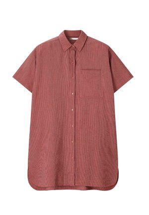 Chemise à manches courtes, boutonnée avec col et poche poitrine, présentant un délicat motif à rayures verticales rouges et blanches.
