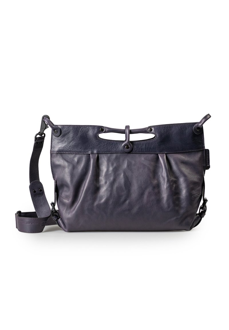 Borsa a tracolla in pelle di un viola scuro con una texture liscia, apertura superiore e una tracolla regolabile con dettagli in metallo.