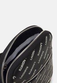 Lacoste SEASONAL UNISEX - Borsa a tracolla - noir farine