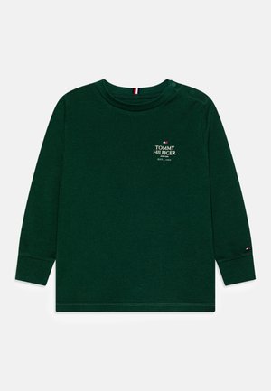 Dunkelgrünes Langarm-Kinderhemd mit Tommy Hilfiger Logo und Schriftzug auf der Brust, Schulterdruckknöpfen und gerippten Bündchen.