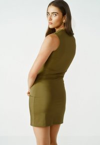Next SLEEVELESS ASYMMETRIC RUCHED MINI - Trikotāžas kleita - olive green