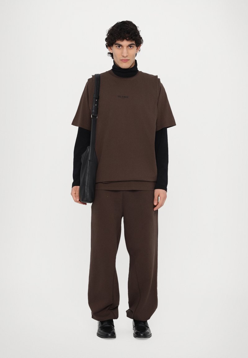 Han Kjøbenhavn - REGULAR PANTS UNISEX - Joggebukse - dark brown, Forstørre