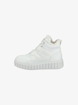 Hvide højtop sneakers med tekstureret syntetisk overdel, blød pelsforet krave og tyk, ribbet gummisål. Har snørebåndsdesign med subtile striber.