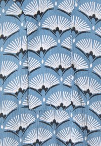 Tissu bleu avec un motif de ventilateur blanc répétitif, rehaussé de lignes noires. La texture semble lisse avec une finition douce.