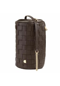 Borsa a tracolla in pelle intrecciata di colore marrone scuro, con forma cilindrica, dettagli in oro e tracolla removibile. Presenta una chiusura con zip superiore.
