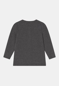 Maglione grigio a maniche lunghe in maglia con scollatura rotonda, dotato di polsini e orlo a costine. Texture liscia, design semplice e colore uniforme.