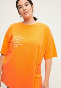 Studio Untold STATEMENT  RUNDHALS  HALBARM - T-Shirt print - tangerine