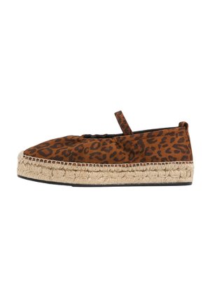 Leopardimustri mustriga espadrille, millel on pruun kangasülem, jute köitest tald ja must kummipõhi. Lisatud on väike rihm küljel.