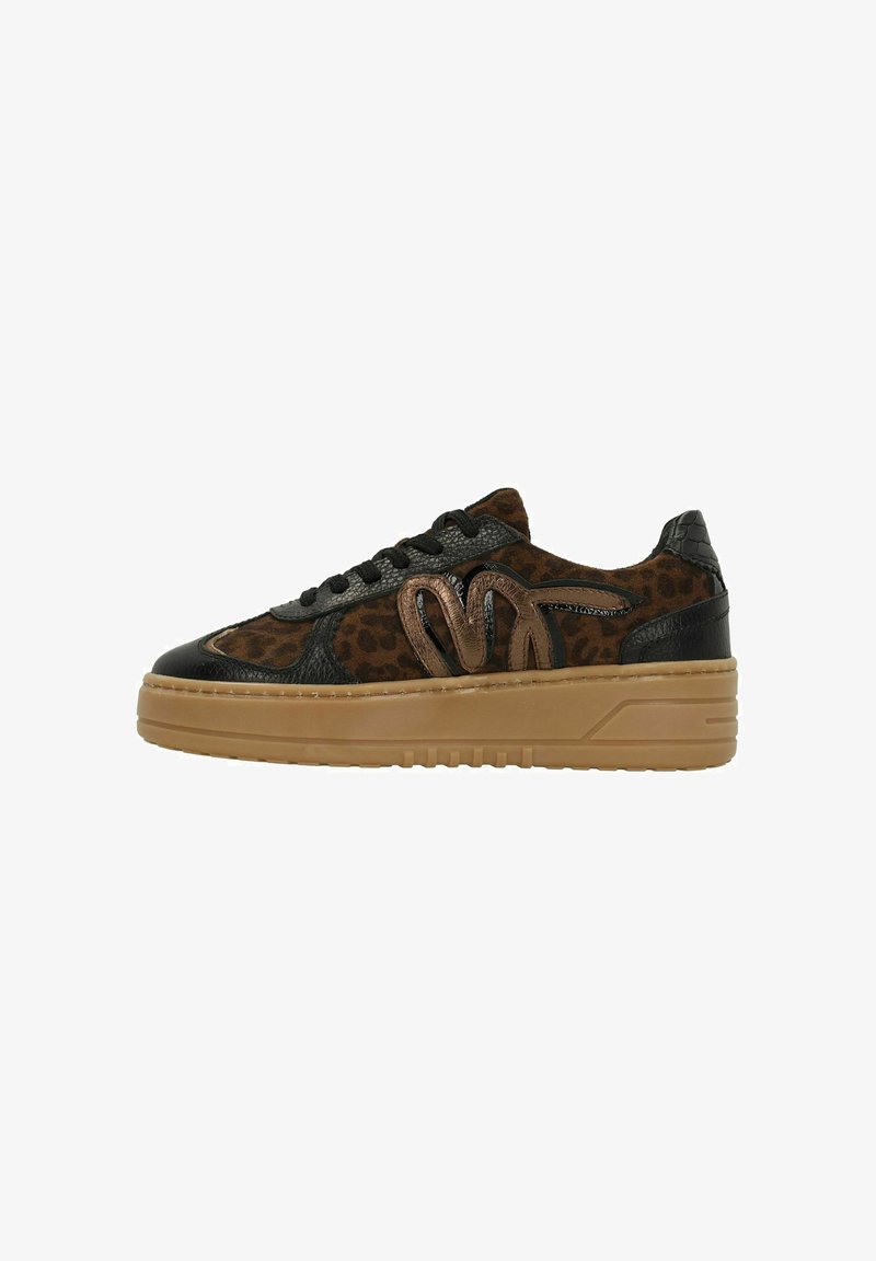 Sneakers met panterprint en zwarte accenten, van textuurleer en met een rubberen zool. Voorzien van een opvallend logo aan de zijkant.