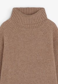 Suéter de punto acanalado marrón con cuello alto y mangas largas, patrón de punto texturizado en la parte superior del pecho y los hombros.
