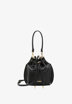 Sac seau en cuir noir avec quincaillerie dorée, fermeture à cordon de serrage et une poignée unique. Présente un accent avec le logo à l'avant.