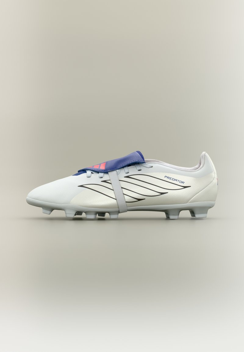 Baltos futbolo sportbačiai su lygiu paviršiumi, mėlynu tamprių dirželiu ir juodomis įstrižomis juostelėmis. Skirti kietoms žemės dangoms.