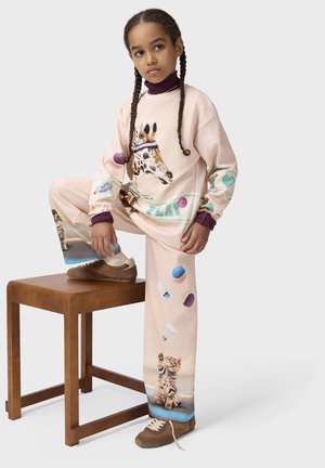 Molo, MOUNTOO - Pikkade varrukatega topp - global play