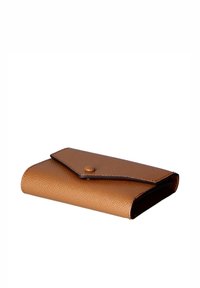 Portafoglio in pelle marrone testurizzata con chiusura a pattina e bottone. Presenta un design rettangolare elegante con bordi neri.