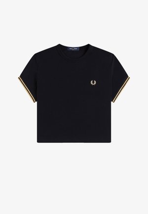 Camiseta negra de manga corta y corte corto con logo de laurel dorado en el pecho y franjas doradas a juego en los bordes de las mangas.