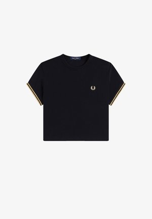 Camiseta negra de manga corta y corte corto con logo de laurel dorado en el pecho y franjas doradas a juego en los bordes de las mangas.