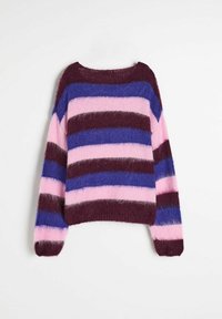 Sweter w paski w odcieniach różu, fioletu i burgundu. Wykonany z miękkiego, puszystego materiału, o luźnym kroju i szerokim dekolcie.