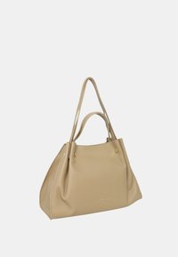 Borsa a tracolla in similpelle beige con due manici lunghi, texture morbida, forma del corpo ampia e logo discreto sul davanti.
