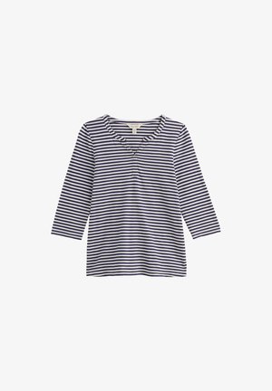 Tengerészeti kék és fehér csíkos, hosszú ujjú ing kerek nyakkivágással és kis V-alakú kivágással a középső elején.