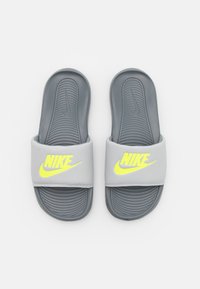 Nike Sportswear VICTORI ONE SLIDE UNISEX - Mulas - grey fog/volt/smoke grey