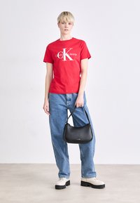 Calvin Klein REFINE SHOULDER BAG - Håndveske - black