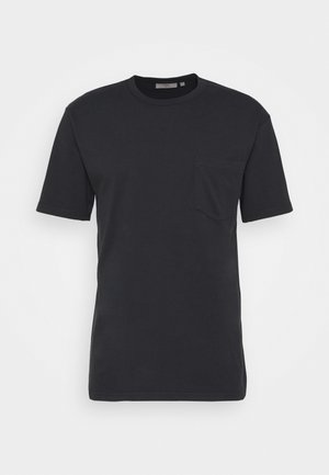 T-shirt noir à manches courtes avec col rond et une seule poche poitrine, présenté sur un fond blanc uni.