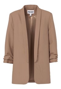 Blazer femme marron clair à ouverture devant avec manches retroussées et une étiquette "PIECES" à l'intérieur du col.