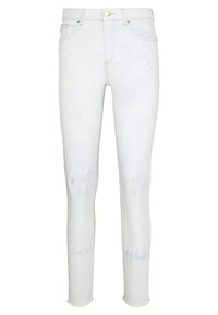 Jeans de corte ajustado en denim azul claro, con una cintura alta, acentos desgastados y un dobladillo sin terminar. Detalles de botón dorado y costuras visibles.