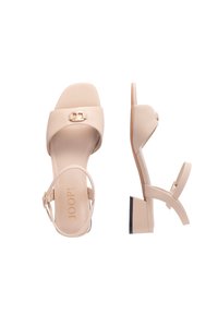 Sandali con tacco color beige dal finish liscio e opaco. Design open toe, cinturino slingback, tacco a blocco piccolo e una fibbia dorata di accento.