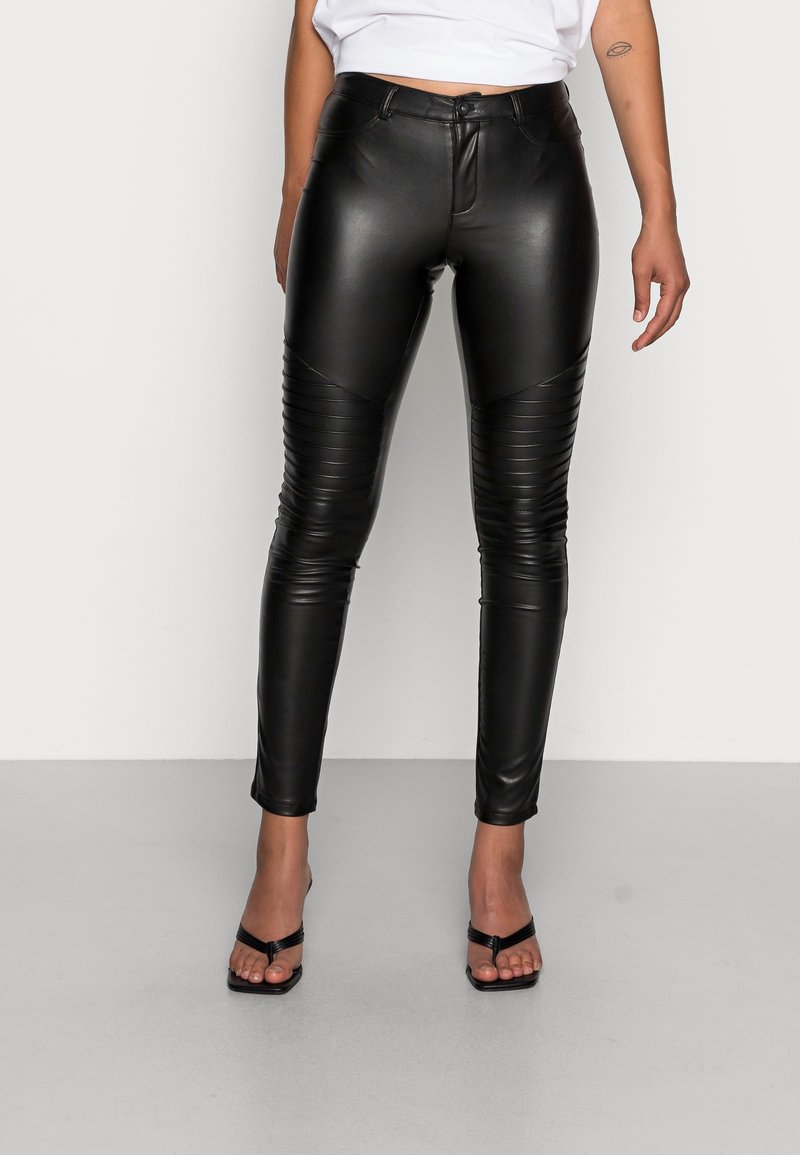 Czarne spodnie z imitacji skóry o slim fit, z prążkowanymi akcentami na kolanach i gładką fakturą. Zapięcie na guzik i zamek błyskawiczny w talii.
