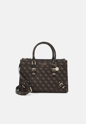 Schwarze und braune Guess-Handtasche mit gemustertem Logo, doppelten Griffen, vorderen Schnallendetails und verstellbarem Schultergurt auf hellem Hintergrund.