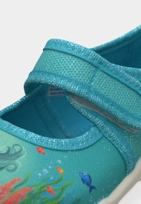 Μπλε παιδικό παπούτσι με υποβρύχιο θέμα, που απεικονίζει πολύχρωμα ψάρια και φυτά, με σταθερό κλείσιμο από βέλκρο με υφή.