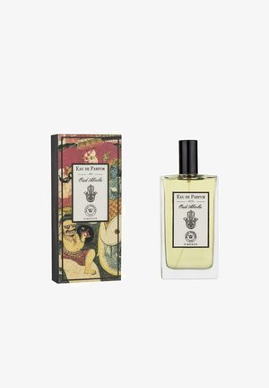 Flacone di profumo in vetro trasparente con tappo nero, etichettato "Eau de Parfum Oud Absolu." La scatola di cartone decorativa presenta un'opera d'arte colorata e motivi a mano.