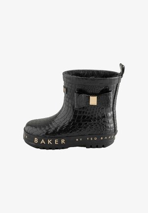 Czarny teksturowany deszczowy botek za kostkę z małą kokardką i złotą plakietką z logo, brzeg podeszwy z nadrukiem "BAKER BY TED BAKER."