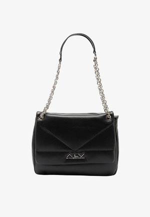 Zwarte lederen handtas met een ketting schouderriem, voorzien van een geometrisch klep ontwerp en een metalen logo aan de voorkant. Soepele textuur.