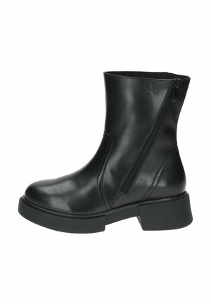 Bottine en cuir noir avec une texture lisse, fermeture éclair sur le côté, talon épais et bout rond. Accentuée par des coutures minimales.
